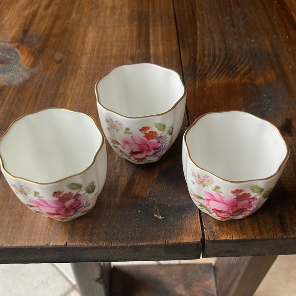 Royal Crown Derby “Derby Posies” Egg Cup Trio. Gold trim. Circa 1950s China - Picture 3 of 17